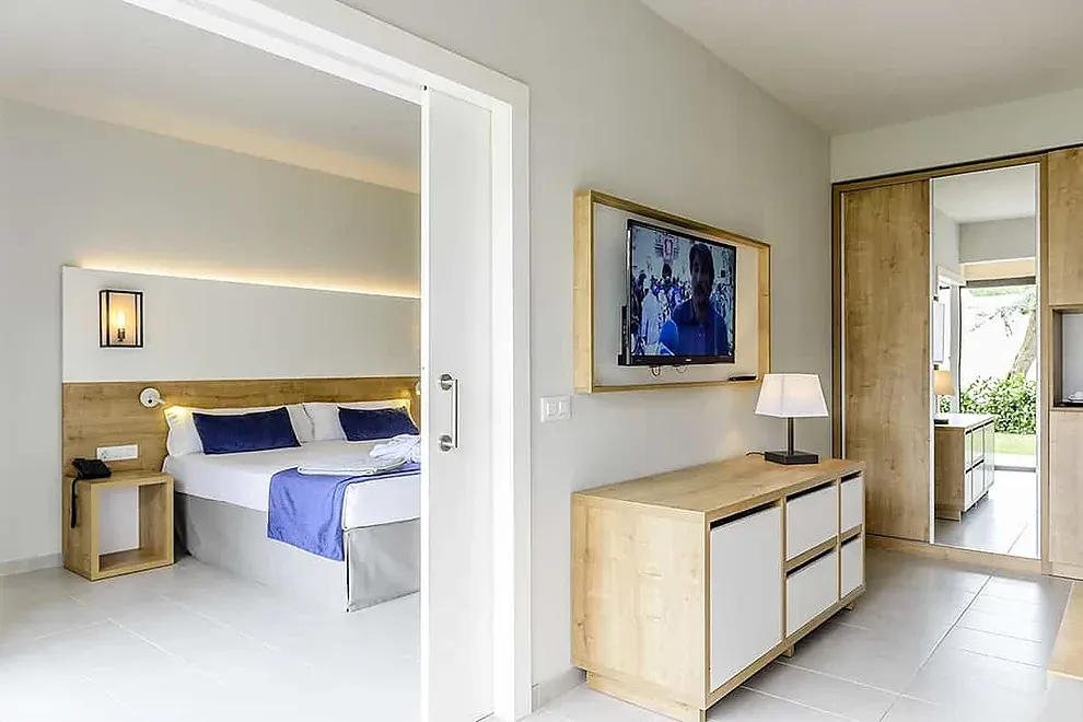 ESTIVAL: Habitación moderna con cama cómoda y TV.