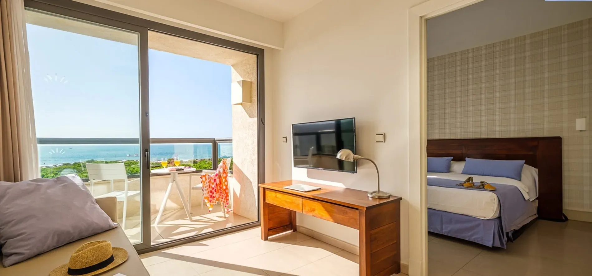 Habitaciones | Estival Isla Cristina 4* | Huelva | Web Oficial: Amplia estancia con balcón y vistas al mar.
