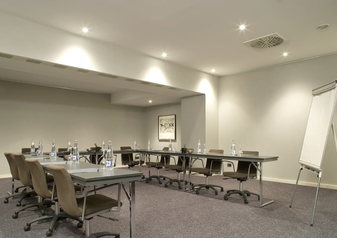 una sala de conferències amb taules i cadires