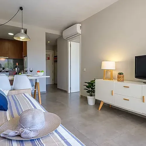 ESTIVAL: Corporativa, sala d'estar moderna amb sofà, TV i cuina.