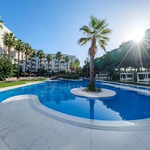 Estival Isla Cristina 4* Superior: Piscina exuberant amb palmeres i sol.