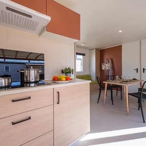Cocina moderna y comedor en Estival Vendrell Platja. Reserva tu estancia en Baix Penedès.
