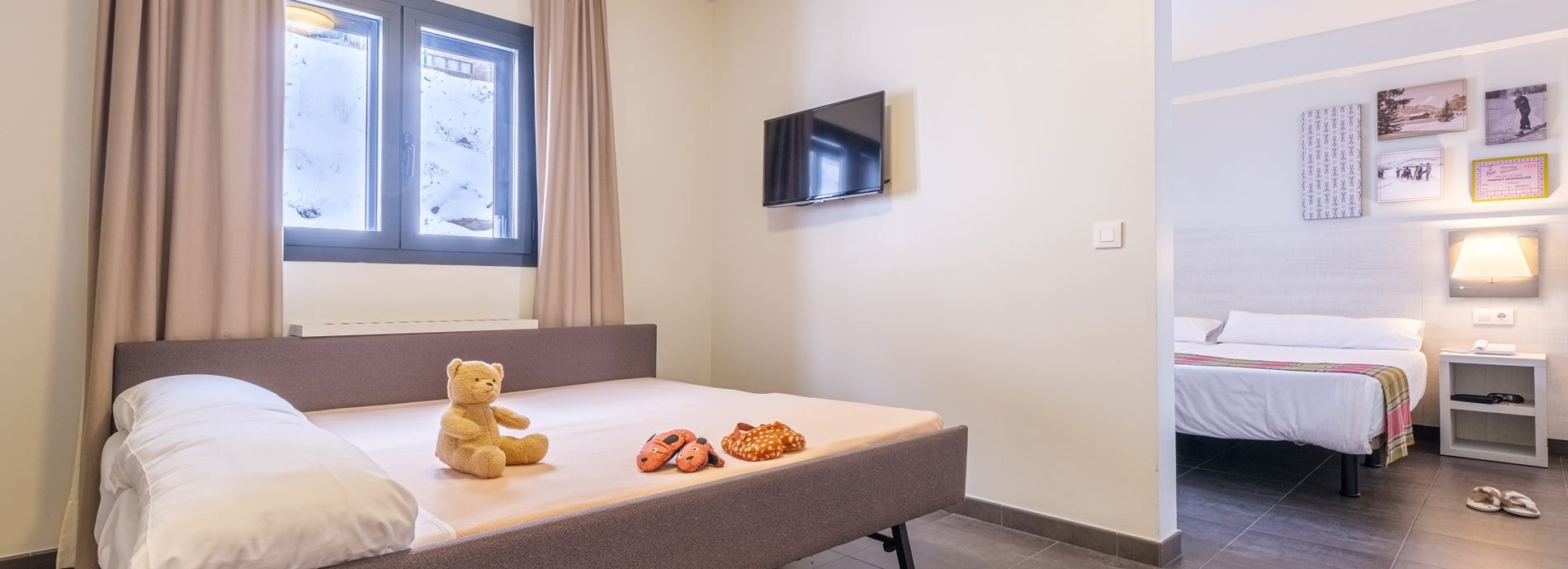una habitació d' hotel amb dues camas i una televisió