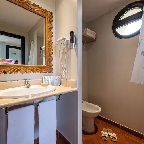 Estival Islantilla 4* bathroom: sink, mirror, hairdryer, bidet & shower curtain.