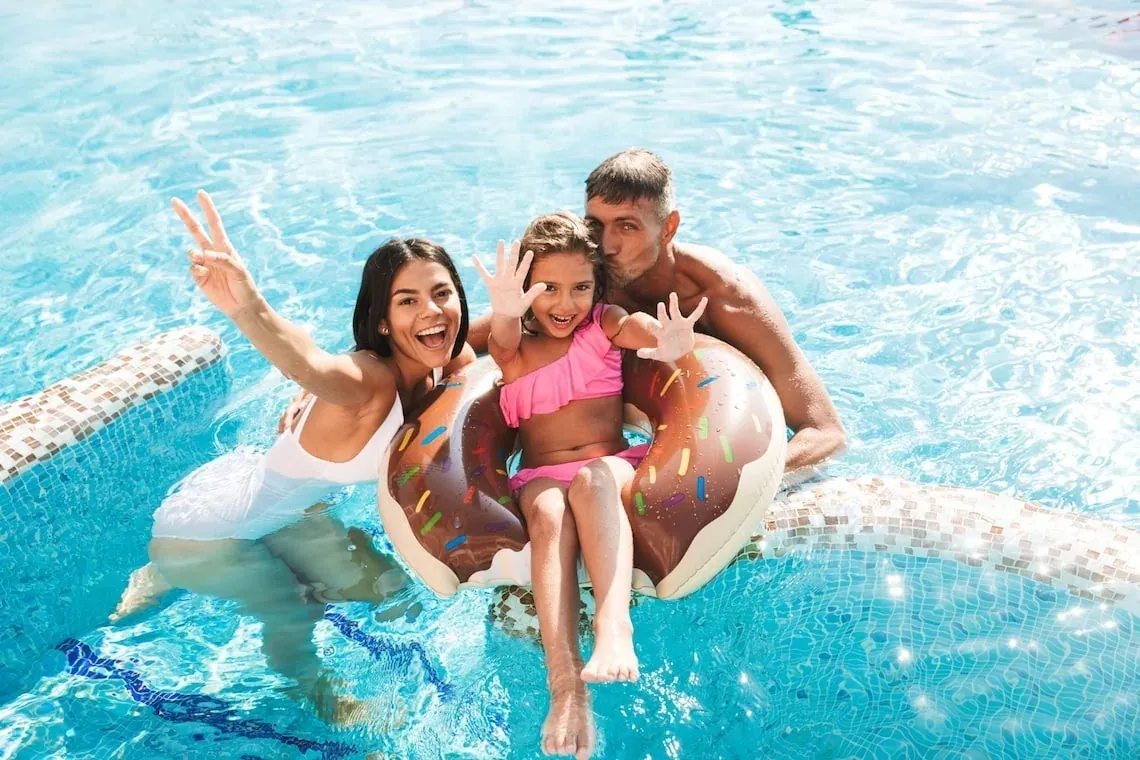 Familia feliz en la piscina, ideal para ESTIVAL: Corporativa.