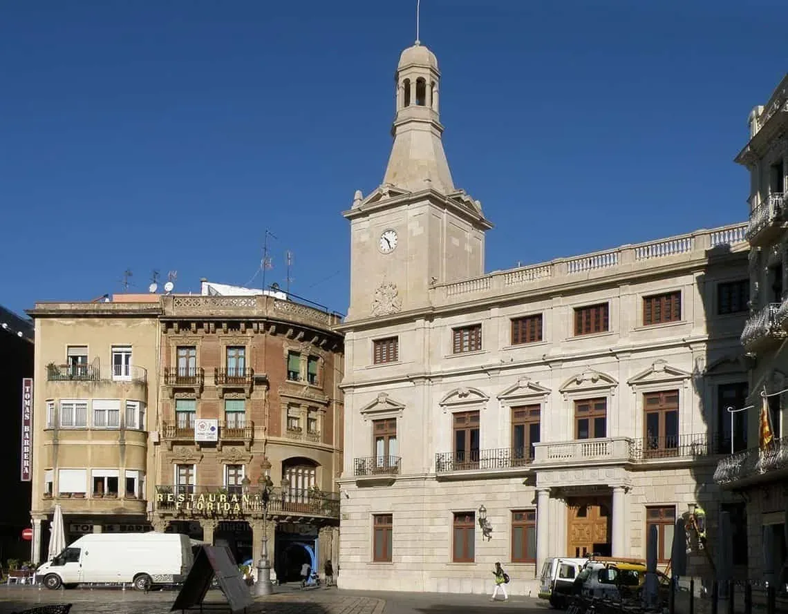 ESTIVAL: Konzerngebäude; Historisches Gebäude mit Turm und Uhr, Plätze und Apartmenthäuser