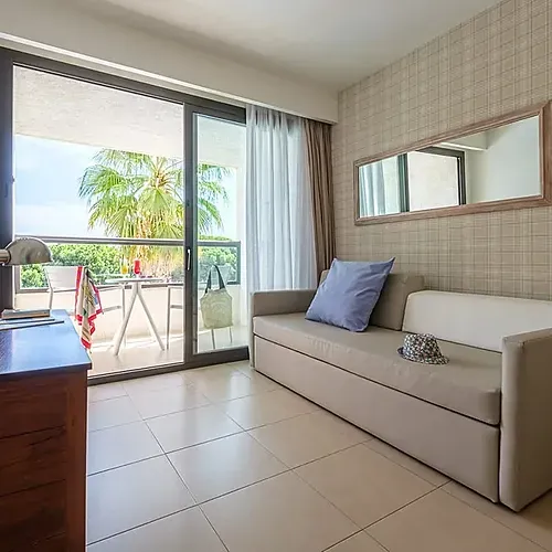 Sofà i escriptori a l'habitació de l'Estival Isla Cristina 4* Superior | Huelva | Web Oficial