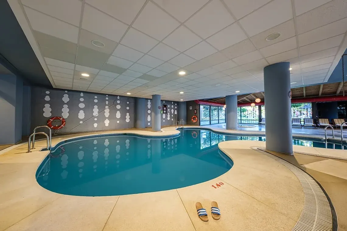 Hallenbad ESTIVAL: Firmenanlage mit Liegestühlen und moderner Deko.