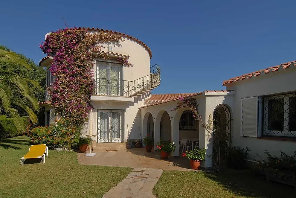 Villa ESTIVAL: Corporativa con bougainvillea y jardín soleado.