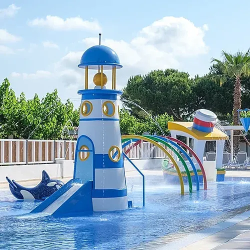 Parque acuático infantil con tobogán y faro en Estival Vendrell Platja. ¡Diversión garantizada!