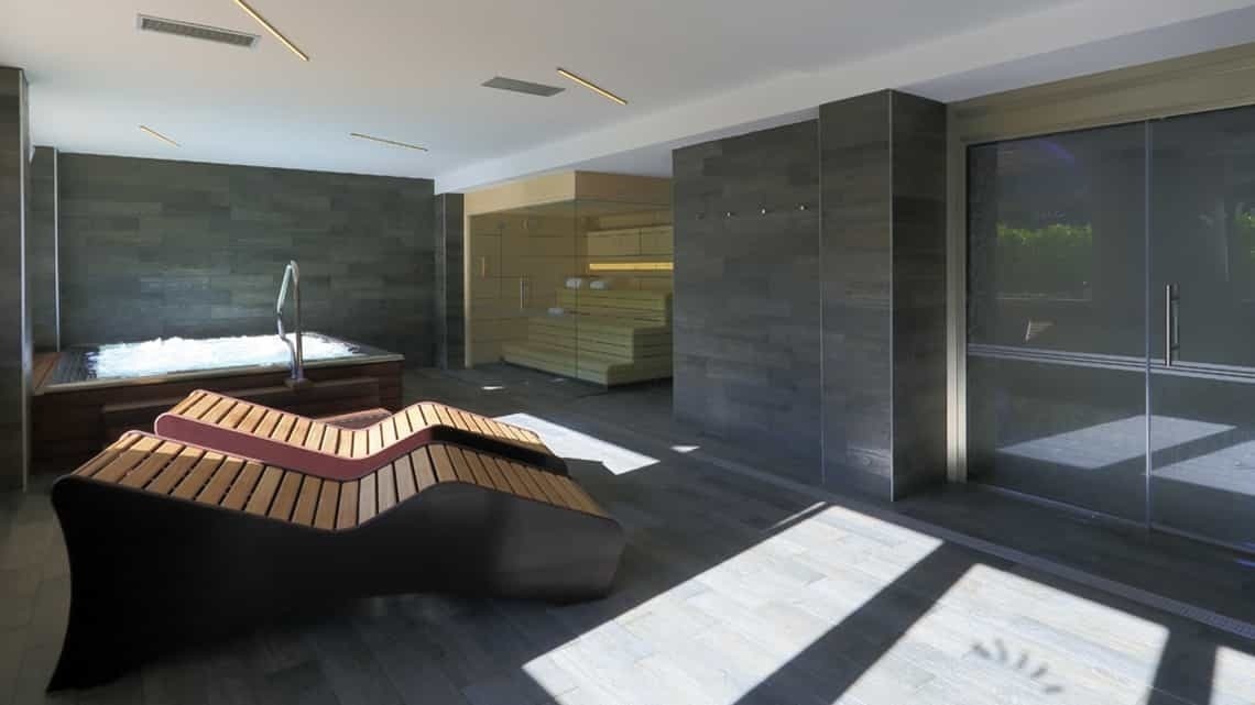 una sauna i un jacuzzi a l' interior d' un spa