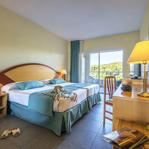 ESTIVAL: Corporate room with two beds, balcony, and exterior views.