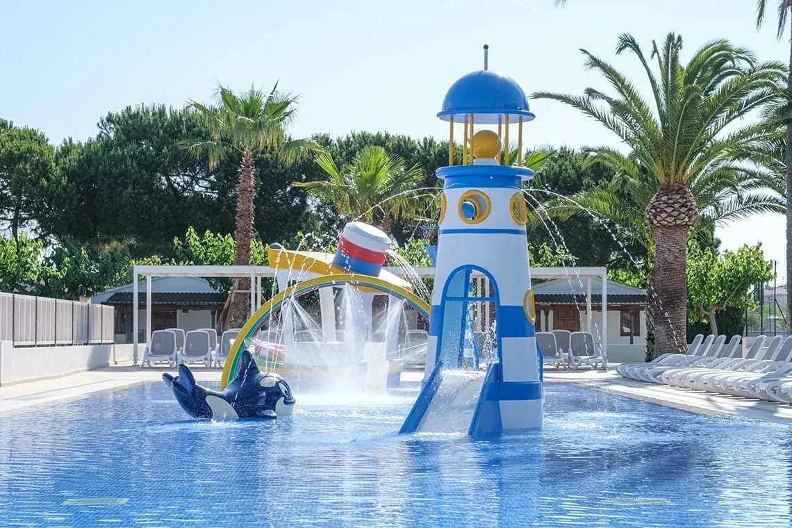 Parque acuático ESTIVAL: tobogán faro, orca y piscina para niños.