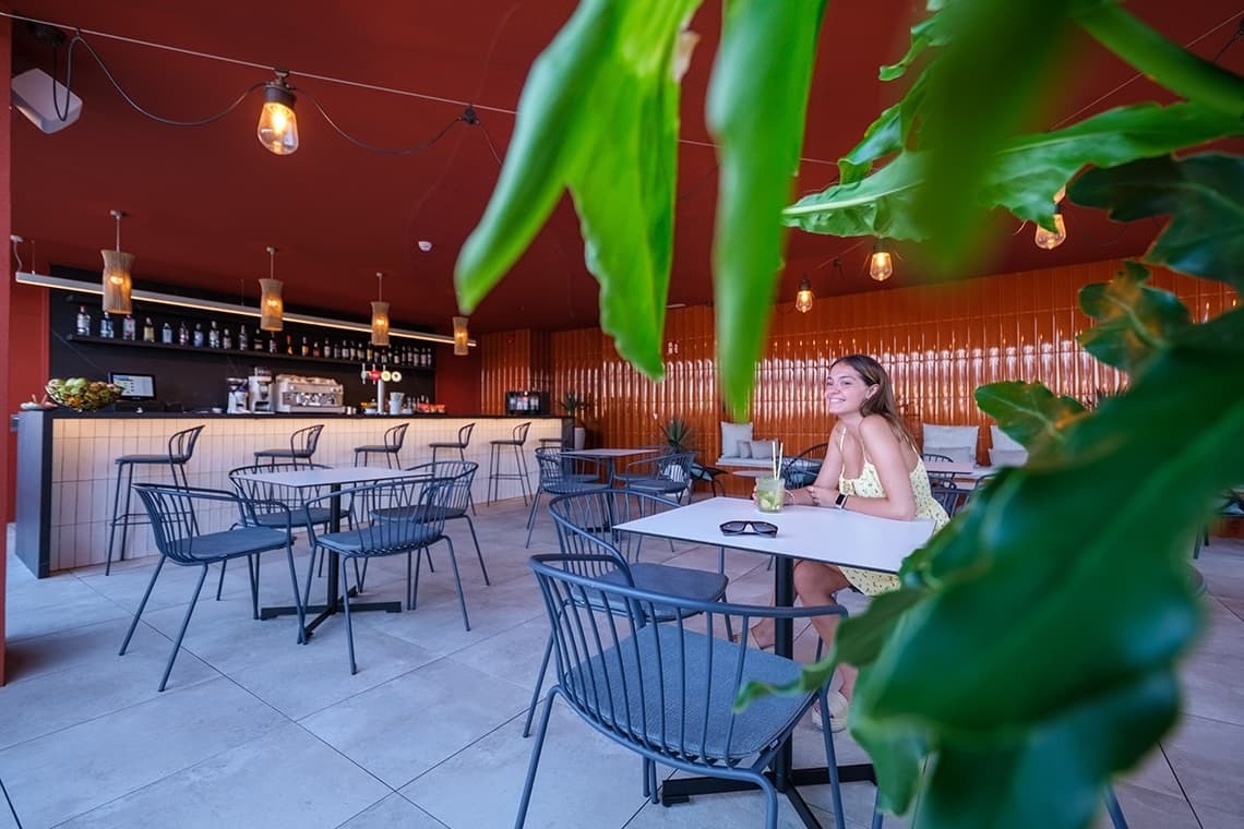 una mujer está sentada en una mesa en un restaurante