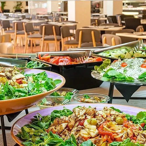 Estival Islantilla 4*: Delicious buffet salads for a fresh meal on the Costa de la Luz.