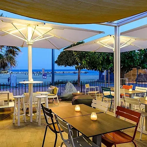 Terreses i taules amb vistes al mar a Estival Eldorado Resort | Estival Group.