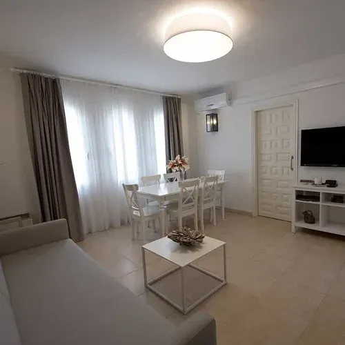 Estival Eldorado Resort: Saló lluminós amb menjador i TV, ideal per a la teva estada amb Estival Group.