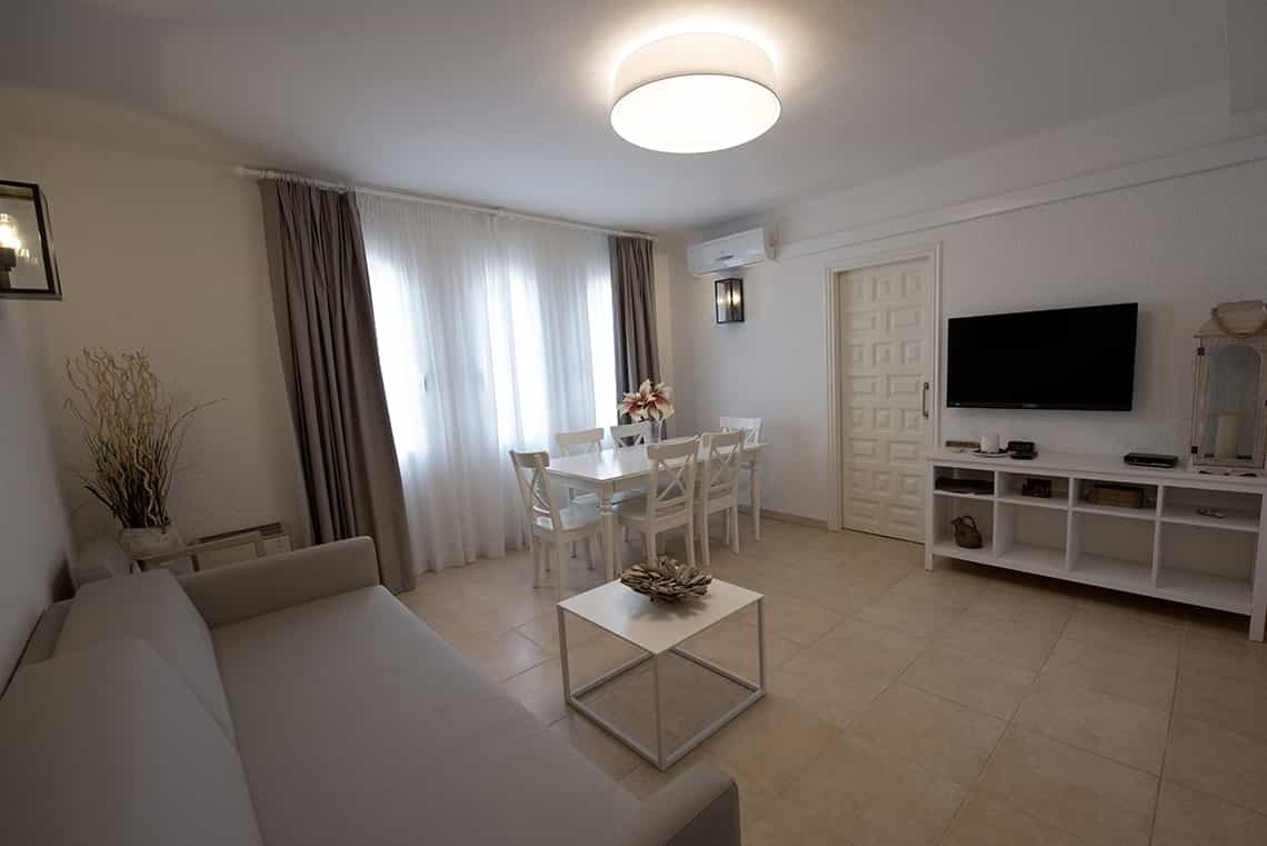Comedor y sala de estar modernos en Estival Eldorado Resort. ¡Reserva ya en Estival Group Web Oficial!