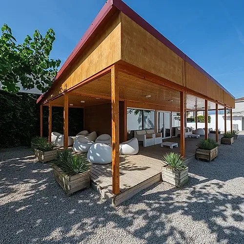 Relájate en la terraza cubierta con cómodos asientos. Estival Vendrell Platja | Baix Penedès, Catalunya