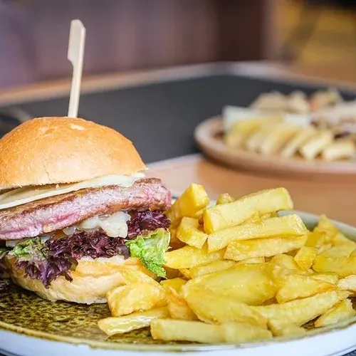 Juicy burger and fries at Estival Park Almaris. Book your stay with Estival Group in Tarragona!