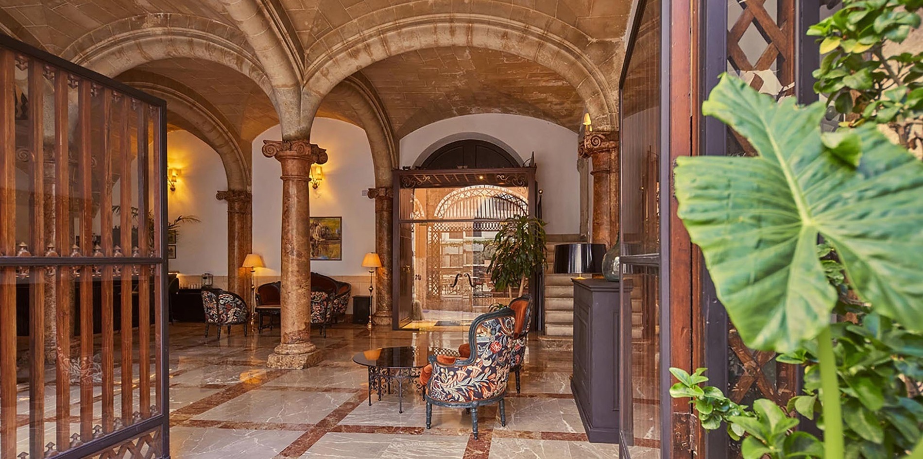 una sala de estar con sillas y mesas en un edificio antiguo