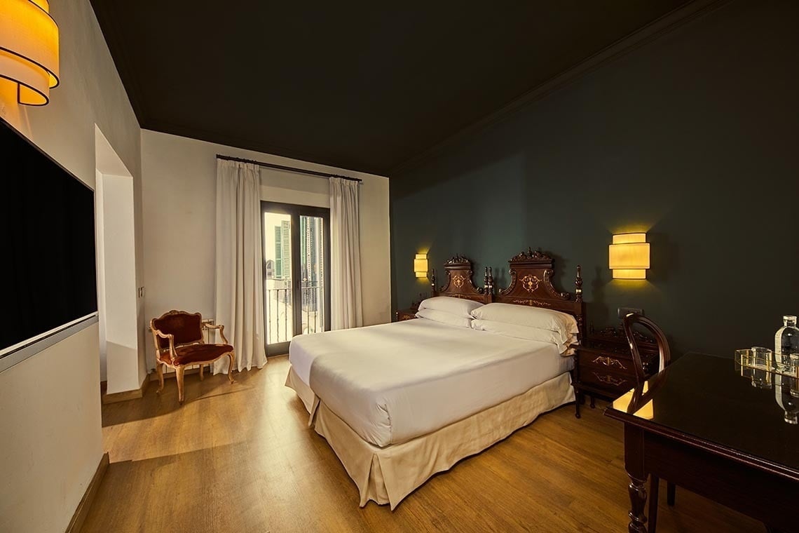una habitación de hotel con una cama y una mesa