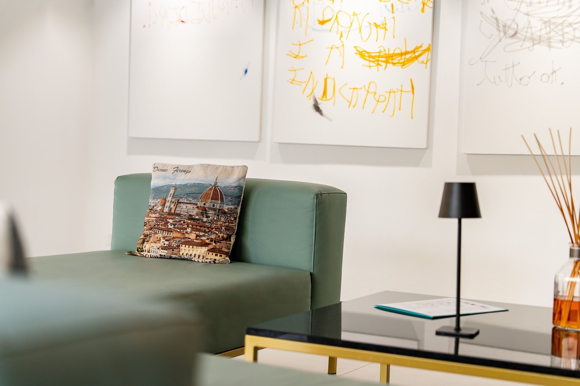 una donna in bikini sdraiata su una sedia bianca