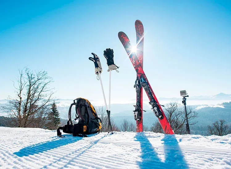 um par de esquis e uma mochila na neve