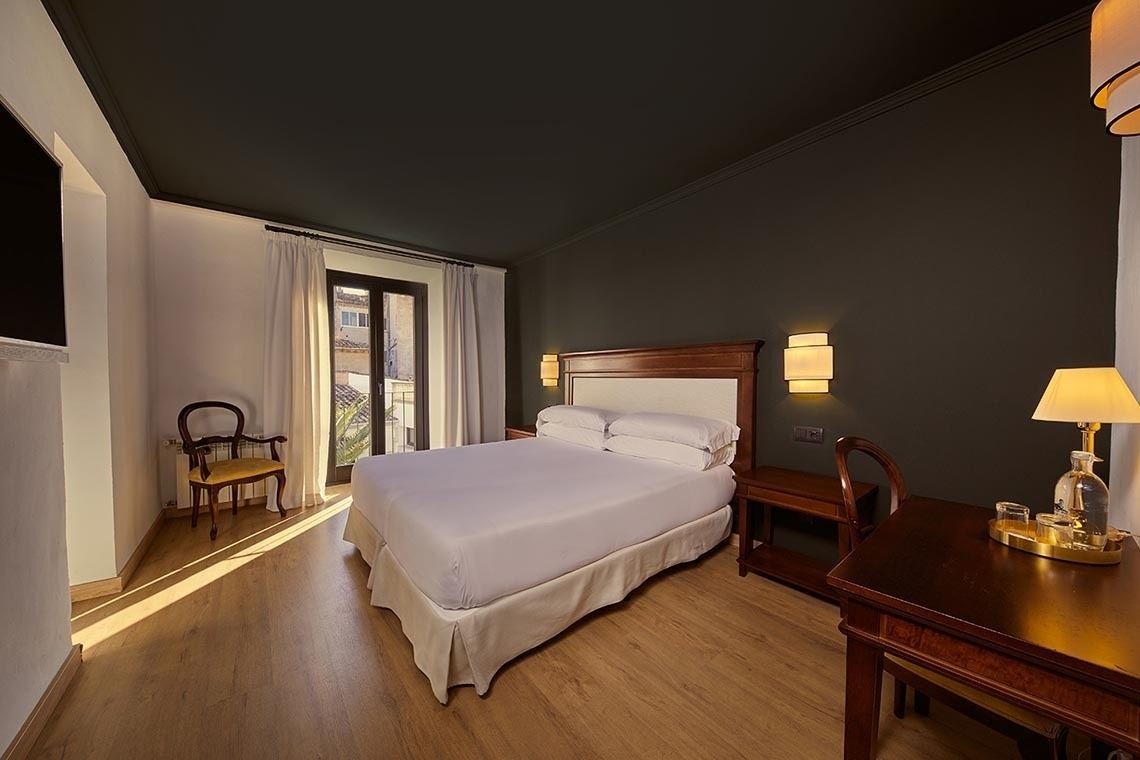 una habitación de hotel con una cama y una mesa