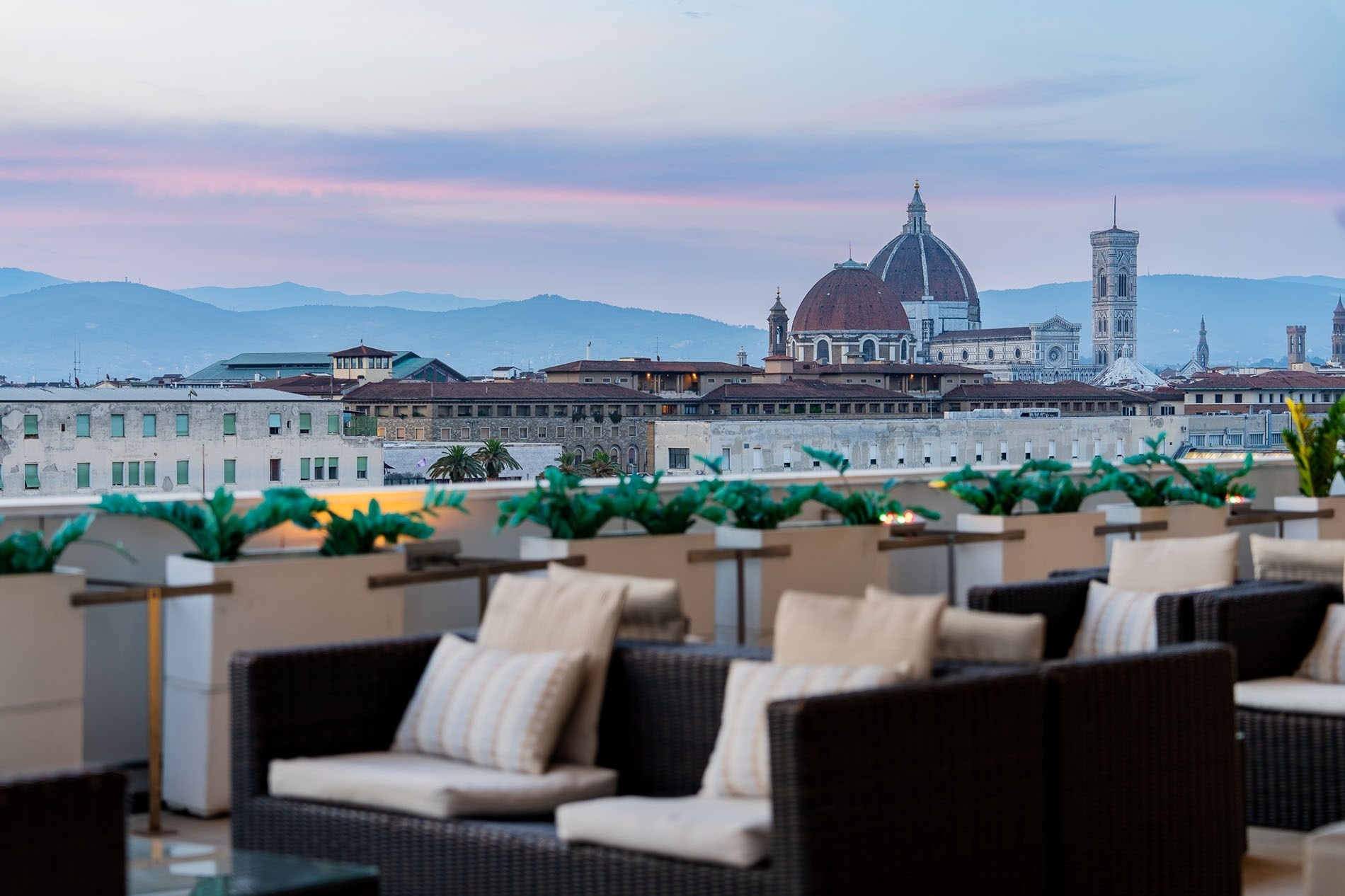 una donna in bikini sdraiata su una sedia bianca