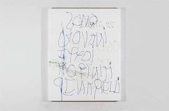 una mujer envuelta en una toalla está sentada en una ducha de vapor .