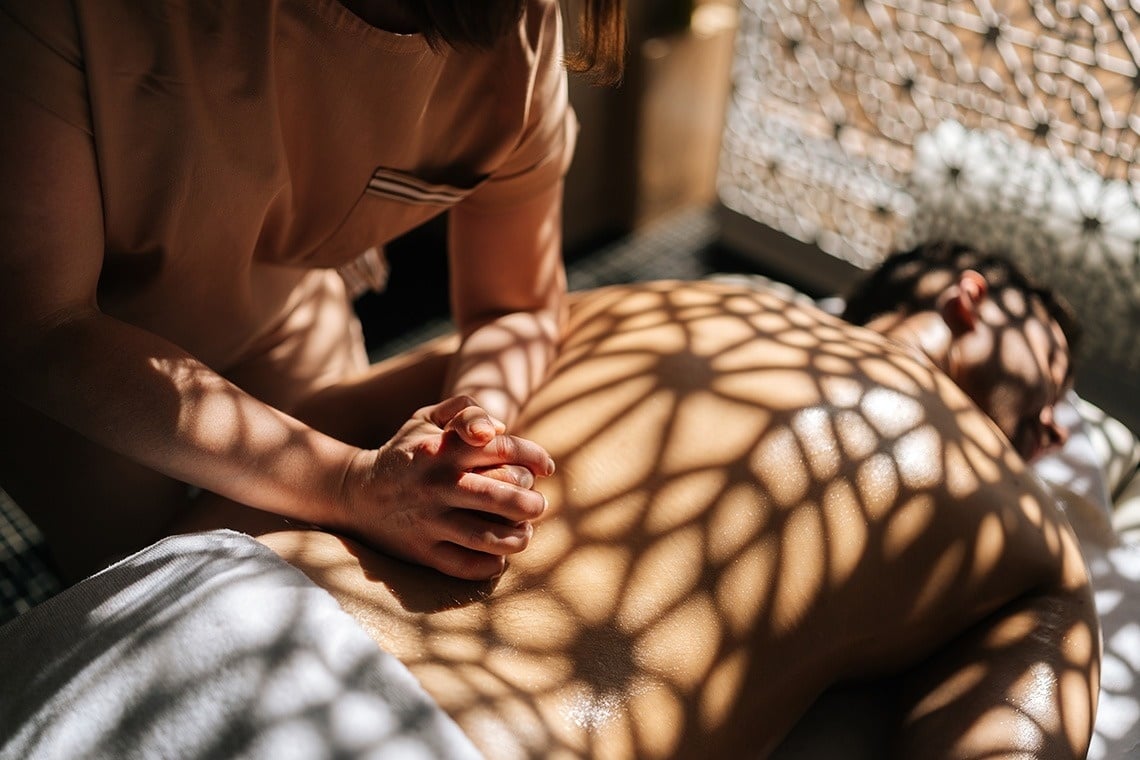 una mesa de madera con comida y una copa de vino