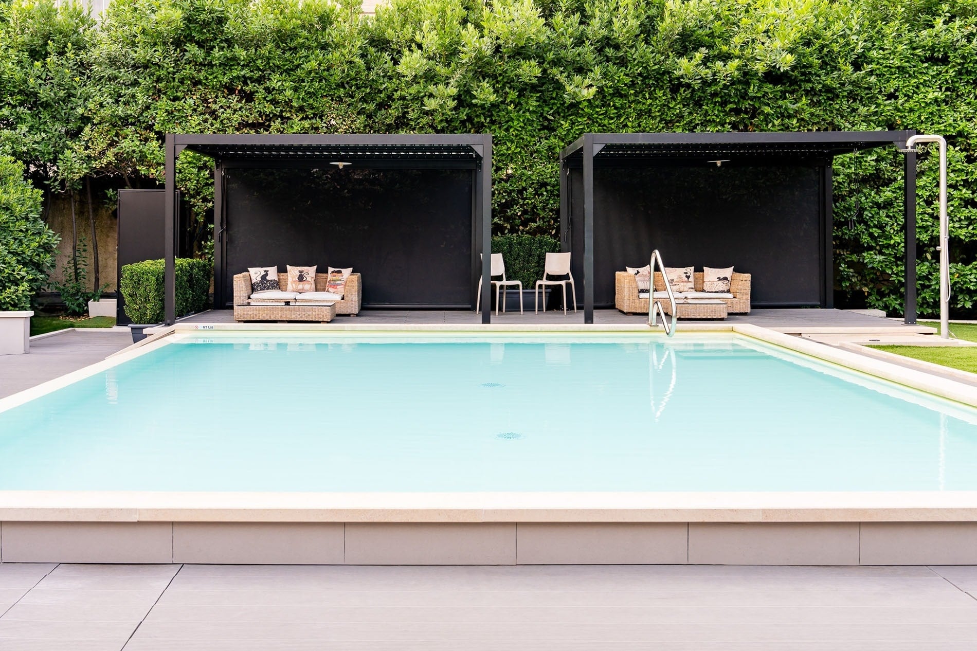 una mujer se sienta en una sauna con luces rojas y azules