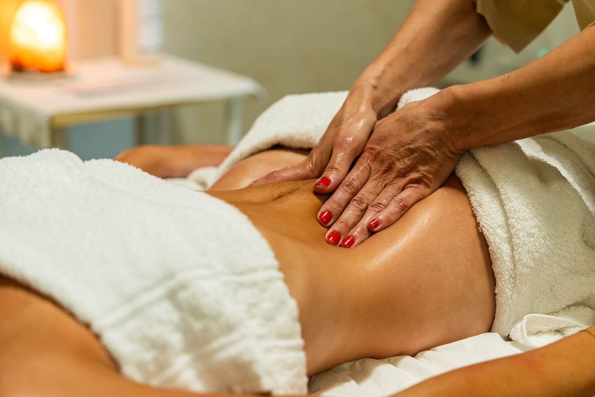 una mujer está sentada en una bañera de hidromasaje con agua azul