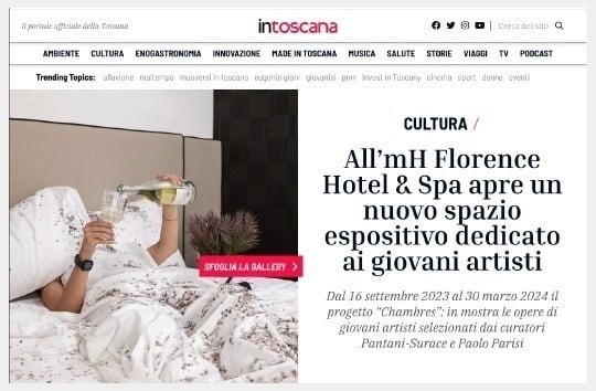 un asciugamano e una candela sono su un tavolo accanto a una pianta