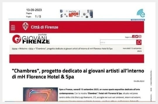 una sauna in legno con porte in vetro e pareti nere .