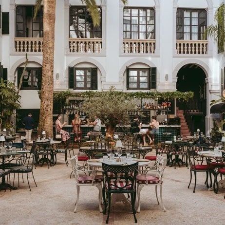 hay muchas mesas y sillas en el patio del restaurante .