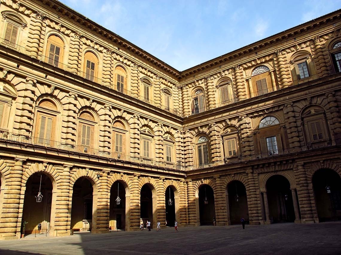 una vasca idromassaggio con acqua blu in una stanza buia .