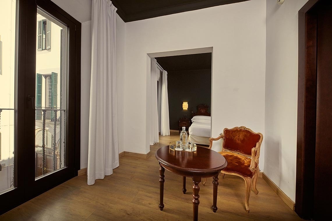 una habitación con una mesa y una silla junto a una ventana