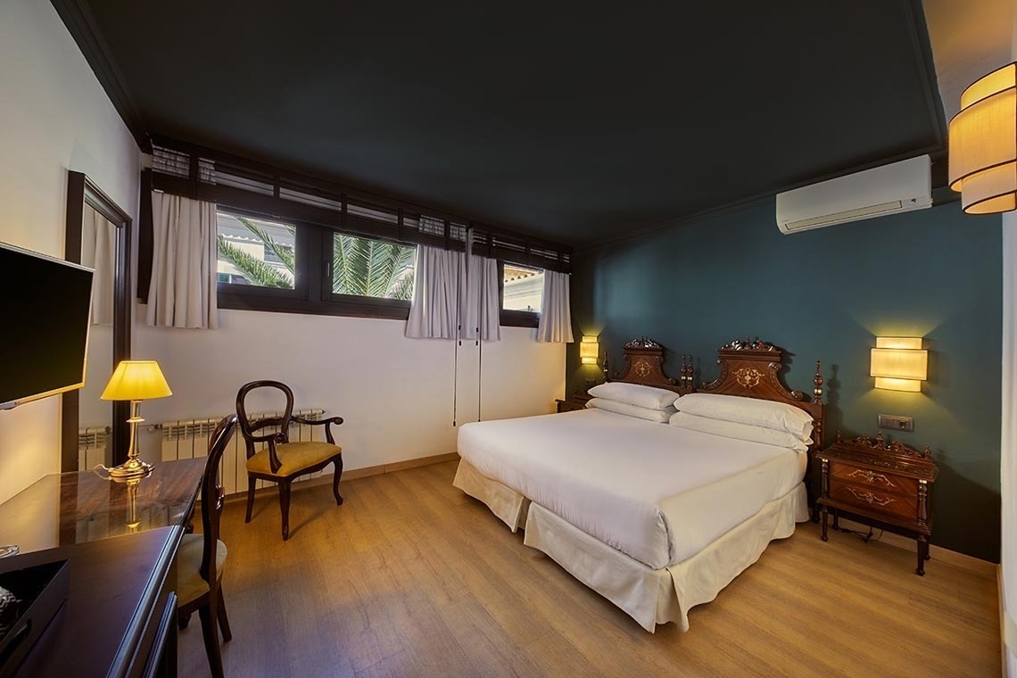una habitación de hotel con una cama y una silla