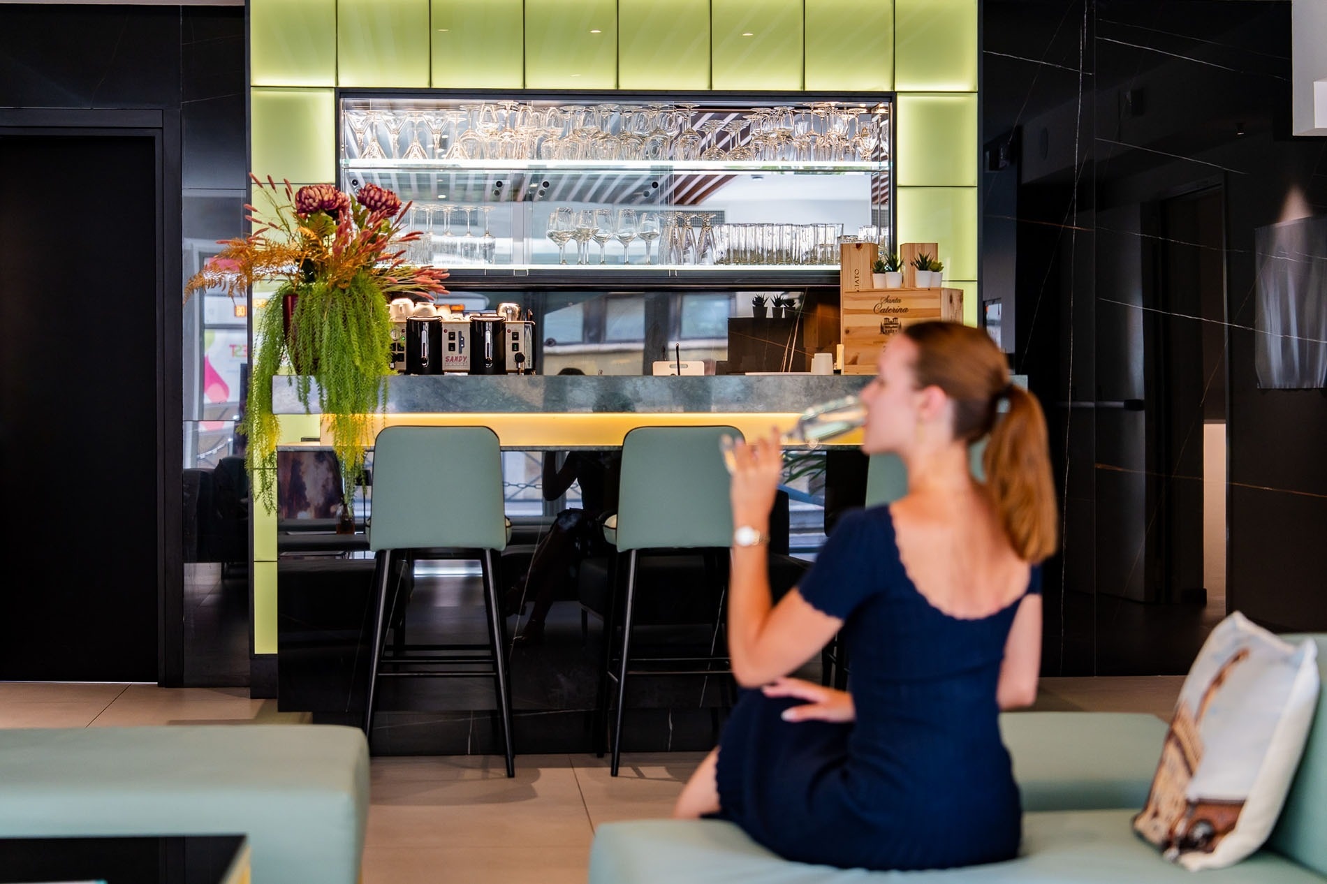 ein Hotelzimmer mit zwei Betten und einem Tisch