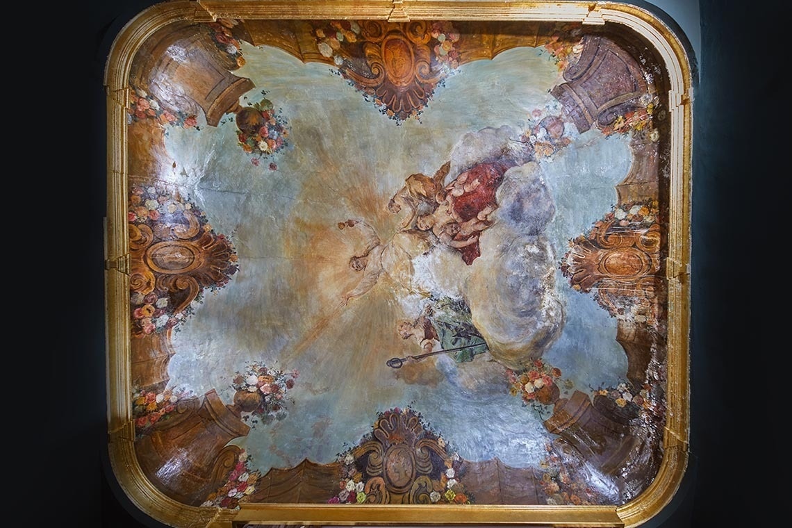una pintura en el techo de una habitación con un marco dorado
