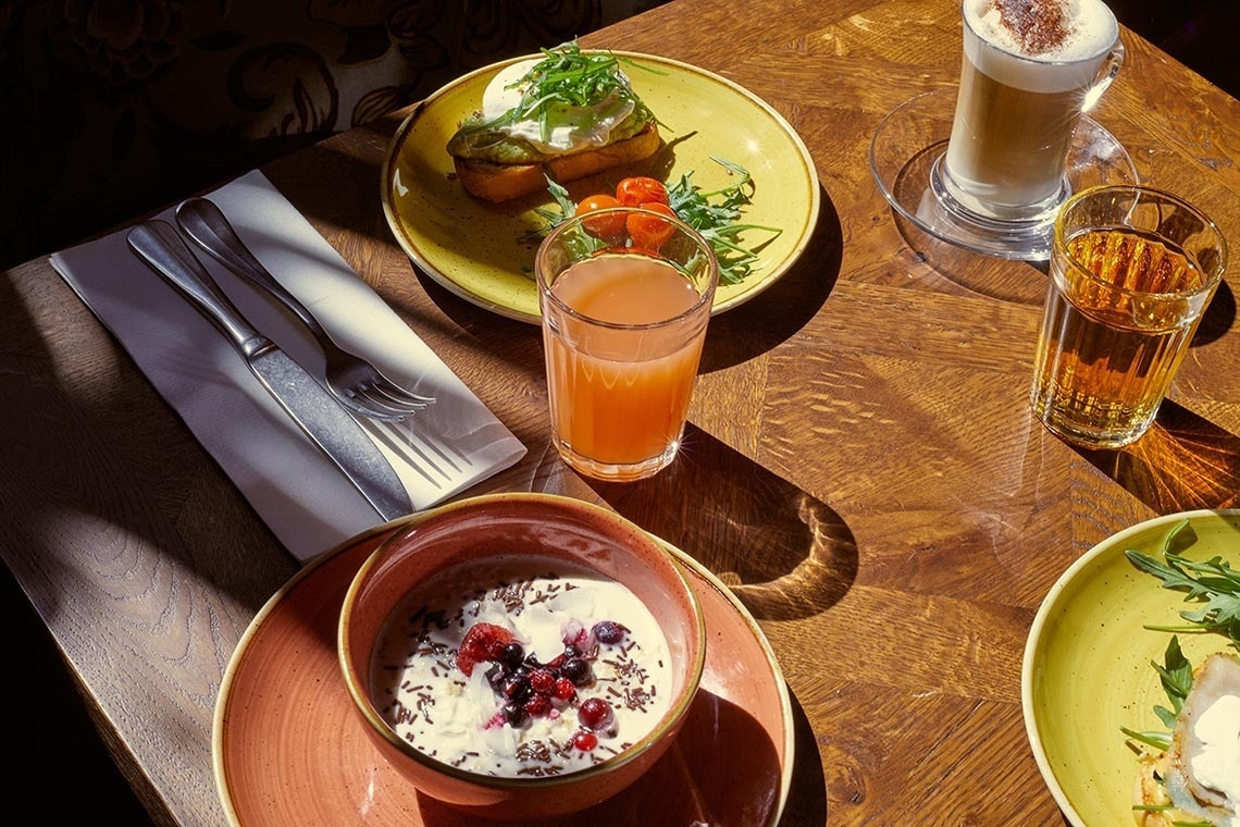 una mesa de madera con platos de comida y bebidas