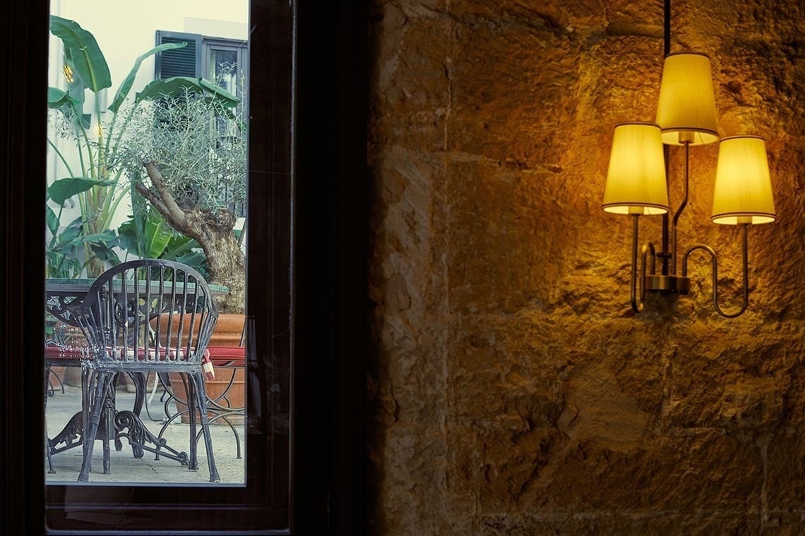 una mesa y sillas son visibles a través de una ventana