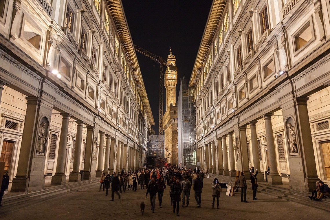una donna avvolta in un asciugamano è seduta in una doccia a vapore .