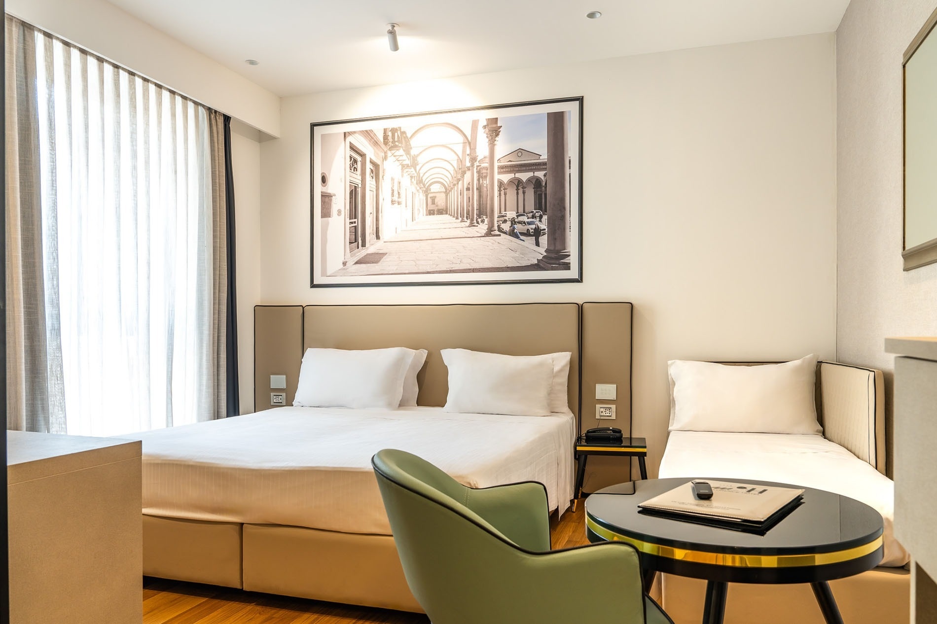 una sauna con un secchio di legno e un secchio di ghiaccio