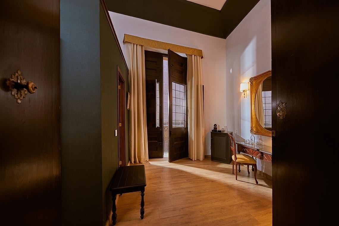 una habitación con un escritorio y una puerta abierta