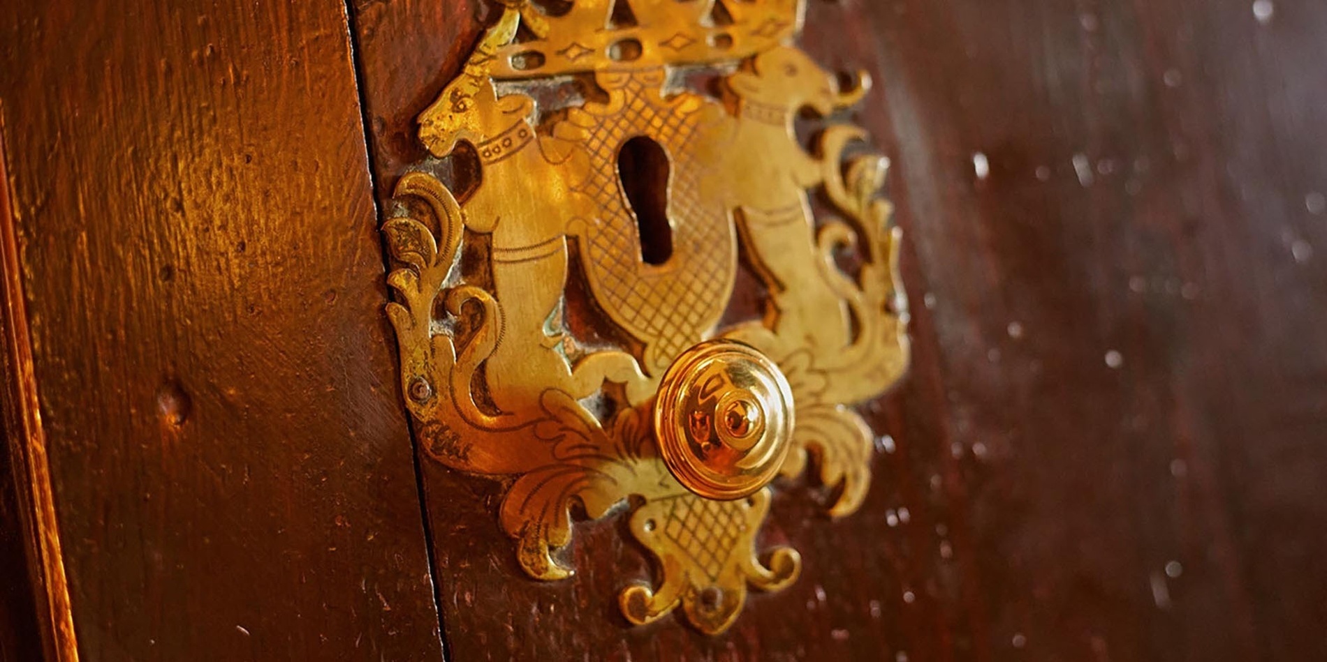 un primer plano de una puerta de madera con un pomo de latón