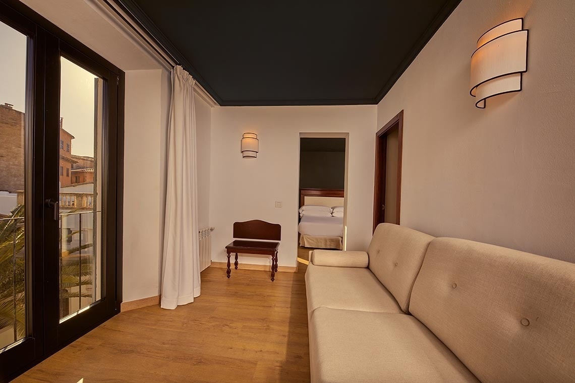 una sala de estar con un sofá y una silla