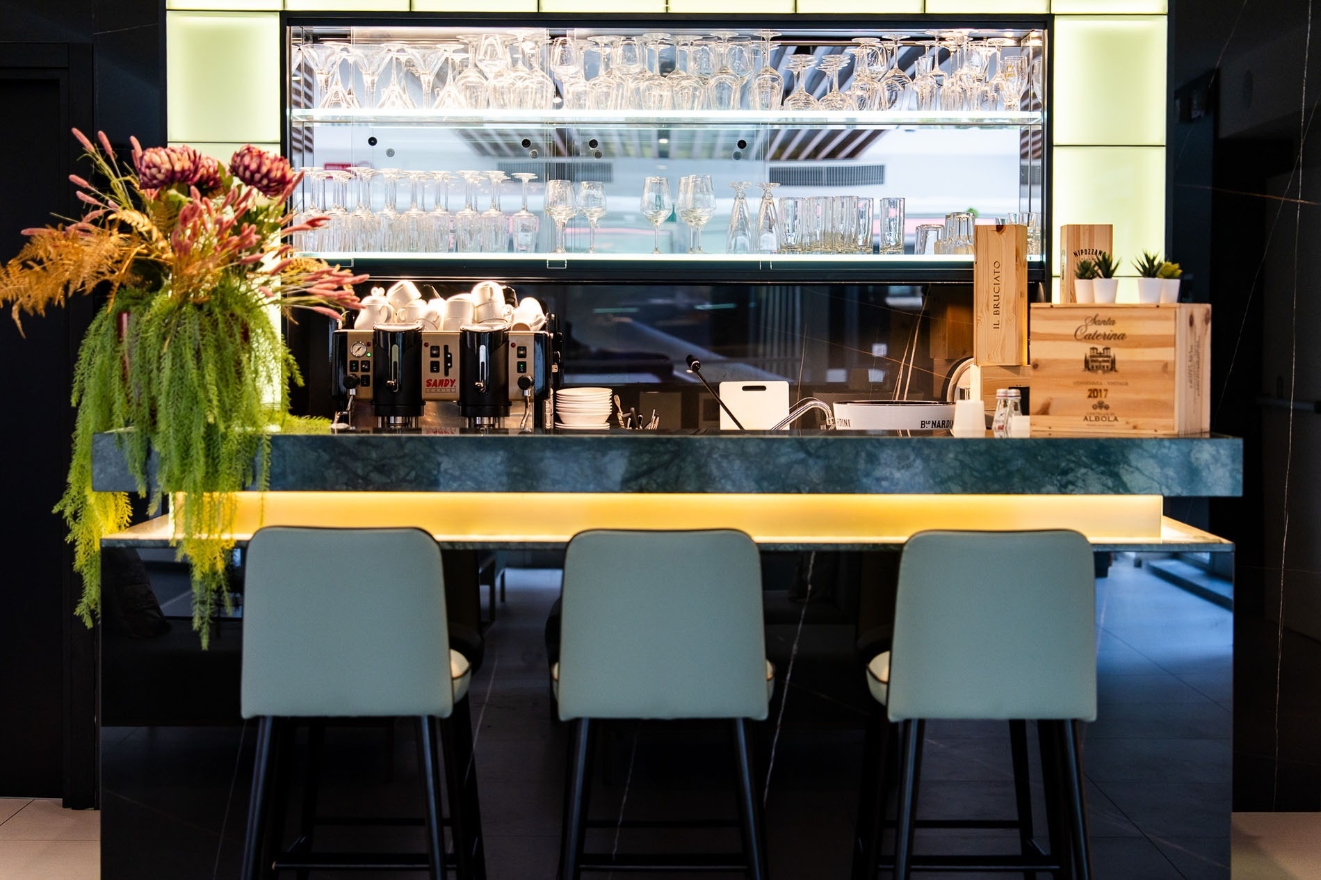 eine Frau sitzt in einer Sauna mit roten und blauen Lichtern